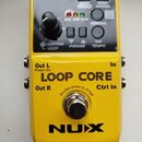 Žlutý efekt pedál s černým ovládacím panelem. Na spodní části je černý nápis NUX a nad ním název modelu LOOP CORE. Jsou zde označení vstupů a výstupů…