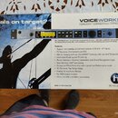Fotografie znázorňuje krabici od procesoru vokálních efektů. Na obalu je zobrazen přístroj stříbrné barvy s nápisem TC HELICON a názvem modelu VOICEW…