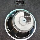 Kruhový reproduktor s černou membránou a stříbrným rámem. Na bílém štítku s černým pruhem je uveden nápis CELESTION, Celestion International Limited.…