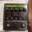 Černý vokální procesor značky TC-HELICON, model double z řady VOICETONE. Zařízení má pět ovládacích knoflíků s popisky Input, Pitch, Time, Overdub a…