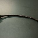 Na fotografii je černý ohebný kabel s kovovými zakončeními. Na levém konci je hranatý kovový konektor a na pravém konci je malý kulatý konektor. Na p…