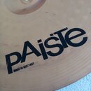 Detailní pohled na mosazný činel s černým nápisem pAiste. Pod hlavním logem je uveden text MADE IN GERMANY. Povrch činelu vykazuje drobné škrábance a…
