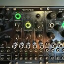Detailní pohled na ovládací panel modulu s nápisem WAVES a logem behringer. Panel obsahuje několik otočných potenciometrů s popisky FREQUENCY, SLOPE,…