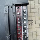 Ovládací panel basového komba v černé barvě s červeným předním panelem. Je na něm uveden název CUBE 120XL BASS a nápis COSMETIC AMPLIFIER. Panel obsa…