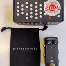 Fotografie zobrazuje efekt pedál v černé barvě, černý textilní vak a kartonovou krabici. Na pedálu je nápis „Mosquite Blender Trail with BJF Buffer |…