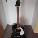 Černá akustická kytara s vyřezem v těle a hnědým hmatníkem. Na hlavě je viditelné logo Fender a nápis CD-60. Nástroj je v dobrém vizuálním stavu s gl…