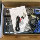 Modrý mixážní pult značky Depusheng s několika vstupy a ovládacími prvky. V pravém horním rohu je integrovaný DIGITAL MP3 PLAYER s označením HT7 a lo…