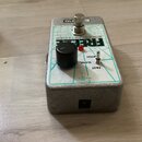 Kovový efekt pedál s bílým horním panelem a tyrkysovými liniemi. Na panelu je nápis FREEZE a SOUND-RETAINER, v horní části je logo Electro-Harmonix.…
