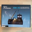 Kartonová krabice s modrým pozadím, na které je zobrazen bezdrátový in-ear monitorovací systém. Na krabici jsou nápisy „the t.bone“, „IEM-75“ a „UHF…