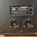 Detail zadní strany černého kytarového reproduktoru s texturovaným povrchem. Na štítku je uveden Model No. BC108, Serial No. P08-004217 a logo VOX s…