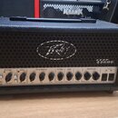 Černý kytarový kombozesilovač s černou textilní maskou reproduktoru. Na masce je bílé logo Peavey a nápis 6505. Na ovládacím panelu je vlevo nápis 65…