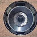 Černý reproduktor s plastovým krytem v podobě kroužku. Na horní části je logo B&C Speakers a nápis 18 SERIES. Na pravé straně je bílý text 15MB700, 1…