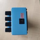 Modrý efekt pedál z pohledu shora. Na horní straně je vidět čtyři černé ovládací knoflíky a červený štítek s nápisem USE BOSS PSA ADAPTOR ONLY (DC 9…