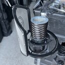 Černý kondenzátorový mikrofon v černém pavouku s nápisem ASTON MICROPHONES. Mikrofon má stříbrnou kovovou síť a je doplněn o externí pop-filtr s loge…
