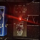 Černý efekt pedál s nápisy GAIN, LEVEL a TONE u ovládacích knoflíků. Ve spodní části je bílý nápis Blond DISTORTION a pod ním spínač s označením BYPA…