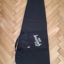 Černý poloměký obal na kytaru z textilního materiálu. Na přední straně je bílý nápis Gibson USA. Obal má zipovou kapsu a přenosný popruh.