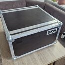 Černý transportní kufr s hliníkovými hranami a kovovými rohy. Na boční straně je viditelné bílo-černé logo THON. Povrch kufrů vykazuje drobné známky…