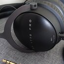 Černé uzavřené sluchátka s nápisem DT 1770 PRO a označením 250 Ω Made in Germany. Jsou vyrobeny z plastu a kůže, povrch je v dobrém stavu bez viditel…