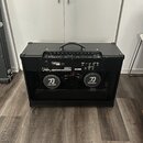 Zadní strana černého kytarového komba s dvěma reproduktory. Na středu je viditelné logo BOSS a na krytkách reproduktorů nápisy KATANA s doprovodným s…