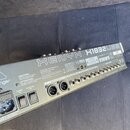 Zadní strana stříbrného mixážního pultu s nápisem XENYX X1832USB. Na šasi jsou viditelné popisky MAIN OUTPUTS, SUB OUTPUTS a CONTROL ROOM OUT s odpov…