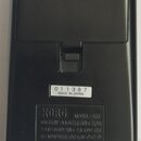 Zadní strana černého plastového zařízení. Na bílém štítku je uvedeno sériové číslo 011387 a nápis MADE IN JAPAN. Pod štítkem je vyražen text KORG MOD…
