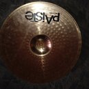 Kruhový mosazný činel s kovaným povrchem a viditelnými důlky. Na horní části je černý nápis PAiste a menší text MADE IN GERMANY. Povrch vykazuje drob…