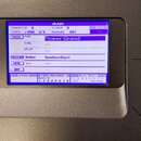 Detailní záběr na displej elektronického klávesového nástroje. Na obrazovce je v horní části nápis MAIN a vybraný zvuk Power Grand, v sekci PATTERN j…