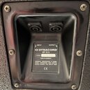 Detail zadní strany reproduktoru s dvěma konektory. Na bílém štítku je uveden nápis DYNACORD CP 12-3, kód 112856 a sériové číslo 0137010026. Štítek d…