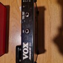 Černý kytarový efekt s nápisy VOX a StompLab IIG. Na horní hraně jsou konektory s popisky INPUT, OUTPUT / PHONES (STEREO / MONO) a DC 5V. Povrch zaří…