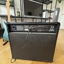 Zadní strana černého kytarového komba s logem Marshall. V horní části jsou umístěny ovládací prvky, konektory a nápisy, včetně označení "Series 1" a…
