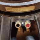 Zadní strana černého reproduktoru s kovovým rámem a dvěma připojovacími svorkami v barvách černé a červené. Na horním magnetu je nápis POWER PRO a te…