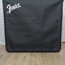 Černý textilní obal na hudební nástroj s hranatým tvarem. V levém horním rohu je bílé logo Fender®. Povrch materiálu je hladký a bez viditelného opot…