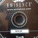 Fotografie zachycuje zadní část černého reproduktoru. Na povrchu je bílý nápis EMINENCE®, webová adresa www.eminence.com a označení modelu BETA-15A v…