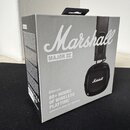 Kartonová krabice s bezdrátovými sluchátky. Na přední straně je bílý nápis Marshall, modelové označení MAJOR IV a text 80+ HOURS OF WIRELESS PLAYTIME…