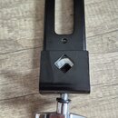 Černý kovový ladicí mechanismus s chromovaným knoflíkem. Povrch je hladký a bez viditelných nápisů, log nebo sériových čísel. Předmět vykazuje minimá…