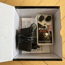 V bílé krabici se nachází efekt pedál s bílým povrchem a černými ovládacími knoflíky. Na pedálu je nápis PITCH FORK, logo electro-harmonix a označení…