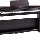 Digitální piano v černém dřevě s přívukem na noty. Na horní liště je umístěno logo Roland. Nástroj má bílé a černé klávesy, ovládací prvky nad nimi a…