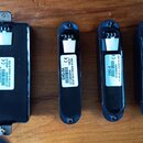 Čtyři černé plastové moduly elektroniky pro hudební nástroje. Na prvním modulu zleva je štítek s nápisy EMG-81-7H, (21)2884630, 4326.01, 10/21/2013 M…