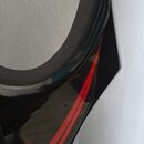 Detailní záběr na černý lakovaný korpus elektrického nástroje. Povrch je zdoben několika paralelními červenými pruhy. Lak je glossy a vykazuje drobné…