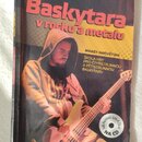 Fotografie znázorňuje knihu s názvem „Baskytara v rocku a metalu“. Autorem je Marek Haruštiak a podtitul zní „ŠKOLA HRY PRO ČTYŘSTRUNNOU A PĚTISTRUNN…