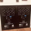 Zadní strana dvou černých studiových monitorů značky KALI audio. Na obou je uveden model LP-6 a nápis Professional Studio Monitor 2nd Wave. Jsou vidě…