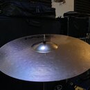 Fotografie zachycuje kovový činel v přirozené zlatavé barvě s viditelným rýhováním a kováními. Na povrchu je čitelné logo PAISTE a pod ním nápis CRAS…