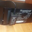 Černý elektronický přístroj s nápisem Soundcraft a pod ním menšími písmeny lexicon dbx DigiTech. Na zadní straně je umístěn štítek s technickými info…