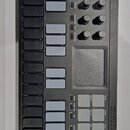 Černý kompaktní MIDI kontrolér značky KORG, model nanoKEY Studio. Obsahuje 25 kláves v několika řadách, šedé ovládací tlačítka a čtyři dvojice otočný…