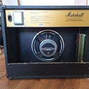 Zadní strana kytarového komba s černým povrchem. Na horní části je bílý štítek s nápisy MODEL 8080 SOLID STATE LEAD AMPLIFIER, 80 Watts RMS : 8 ohm a…