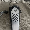 Sustain pedál s černým plastovým tělem a stříbrným kovovým šlapadlem. Na horní části šlapadla je umístěno logo a nápis YAMAHA. Povrch kovové části vy…