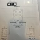 Fotografie zachycuje stránku z manuálu s názvem Application Samples. Je na ní schéma zapojení systému LUCAS 2K, který zahrnuje DJ Workstation, LUCAS…