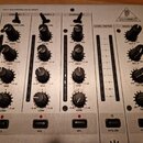 Stříbrný DJ mixér s nápisem FULLY VCA CONTROLLED DJ MIXER a logem BEHRINGER. Zařízení má tři kanály označené CHANNEL 1, CHANNEL 2 a CHANNEL 3, každý…