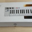 Bílá cardboardová krabice s produktovou fotografií a nápisy. Na krabici je uveden název značky ARTURIA, model KEYSTEP a popis Controller & Sequencer.…