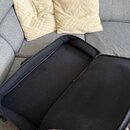 Otevřený černý obal z textilie s vnitřním polstrováním. Povrch materiálu je v místě ohybu mírně pomačkaný a jsou na něm vidět drobné nečistoty. Na fo…